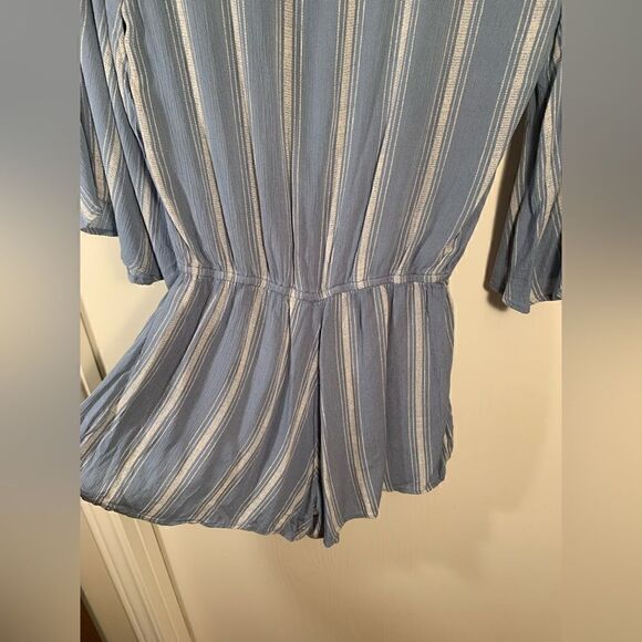 Blue life GUC blue/white striped bell sleeve shorts romper Size Small - Picture 8 of 8